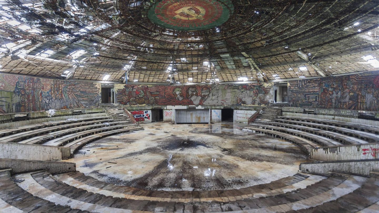 Der ideologische Monumentalbau wurde von dem Architekten Georgi Stoilow geplant.
