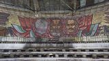 Neben neueren Graffitis sind auch noch die Mosaike aus der Zeit des Sozialismus erhalten.