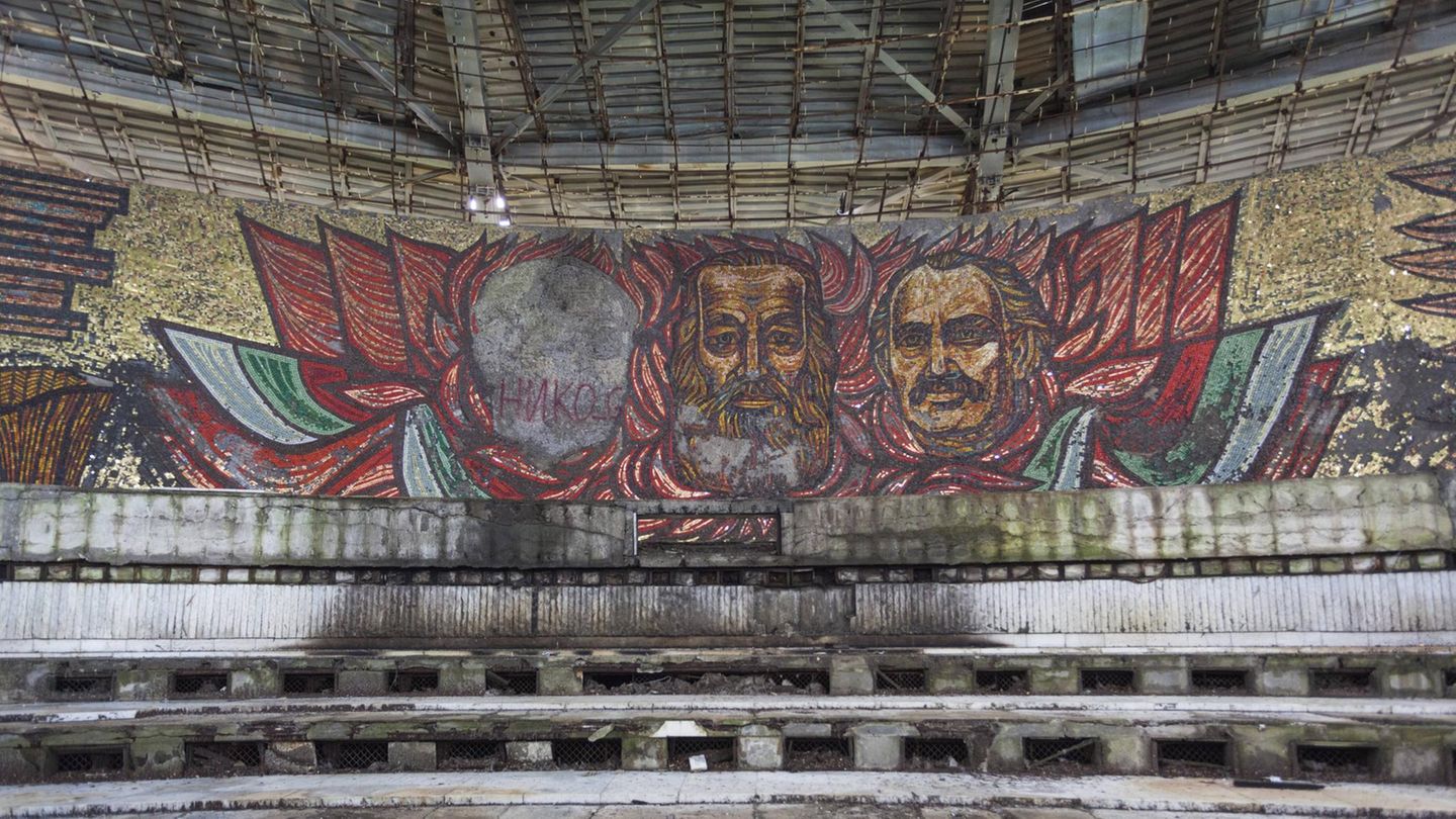 Neben neueren Graffitis sind auch noch die Mosaike aus der Zeit des Sozialismus erhalten.