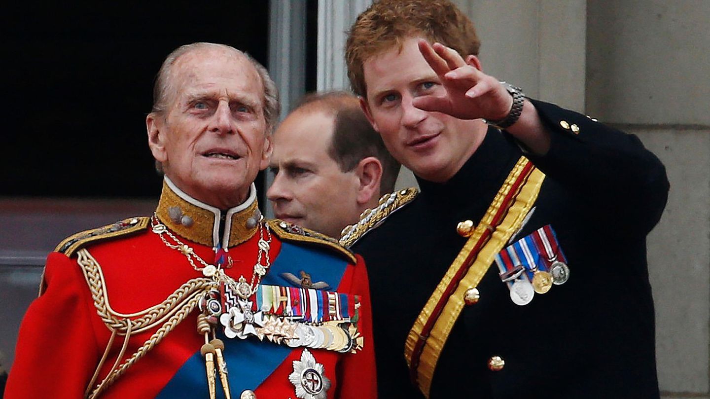 Prinz Philip und Prinz Harry im Jahr 2014 bei der Geburtstagsparade für die Queen
