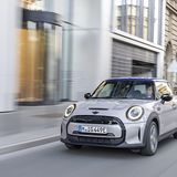 In der Stadt kennt der Mini Cooper SE wenig Gegner