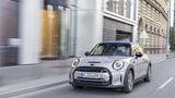 In der Stadt kennt der Mini Cooper SE wenig Gegner