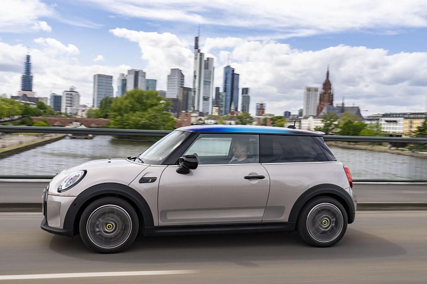 Der Mini Cooper SE MJ 2021 ist bis zu 150 km/h schnell