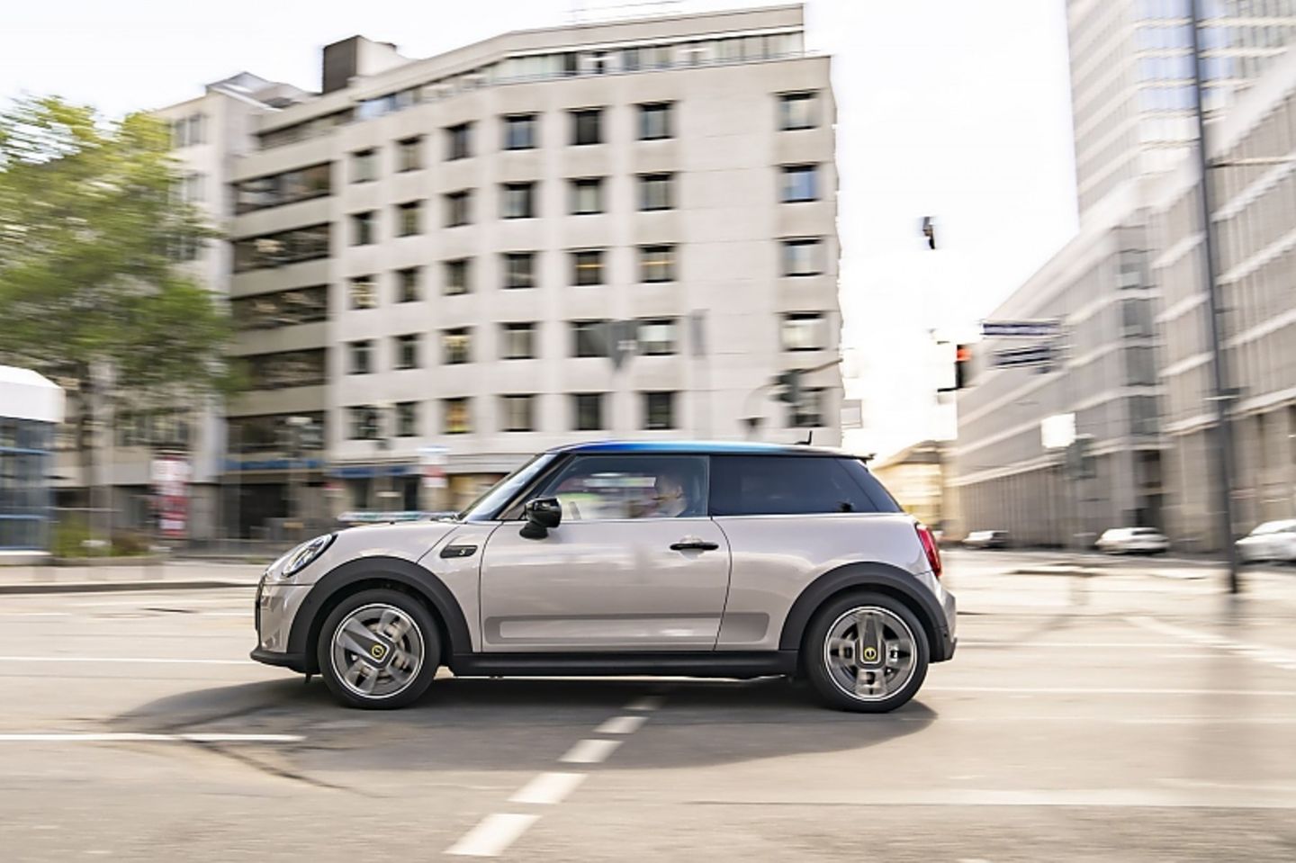 Mit einer Länge von 3,85 Metern kommt der Mini Cooper SE in einige Parklücken