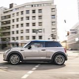Mit einer Länge von 3,85 Metern kommt der Mini Cooper SE in einige Parklücken