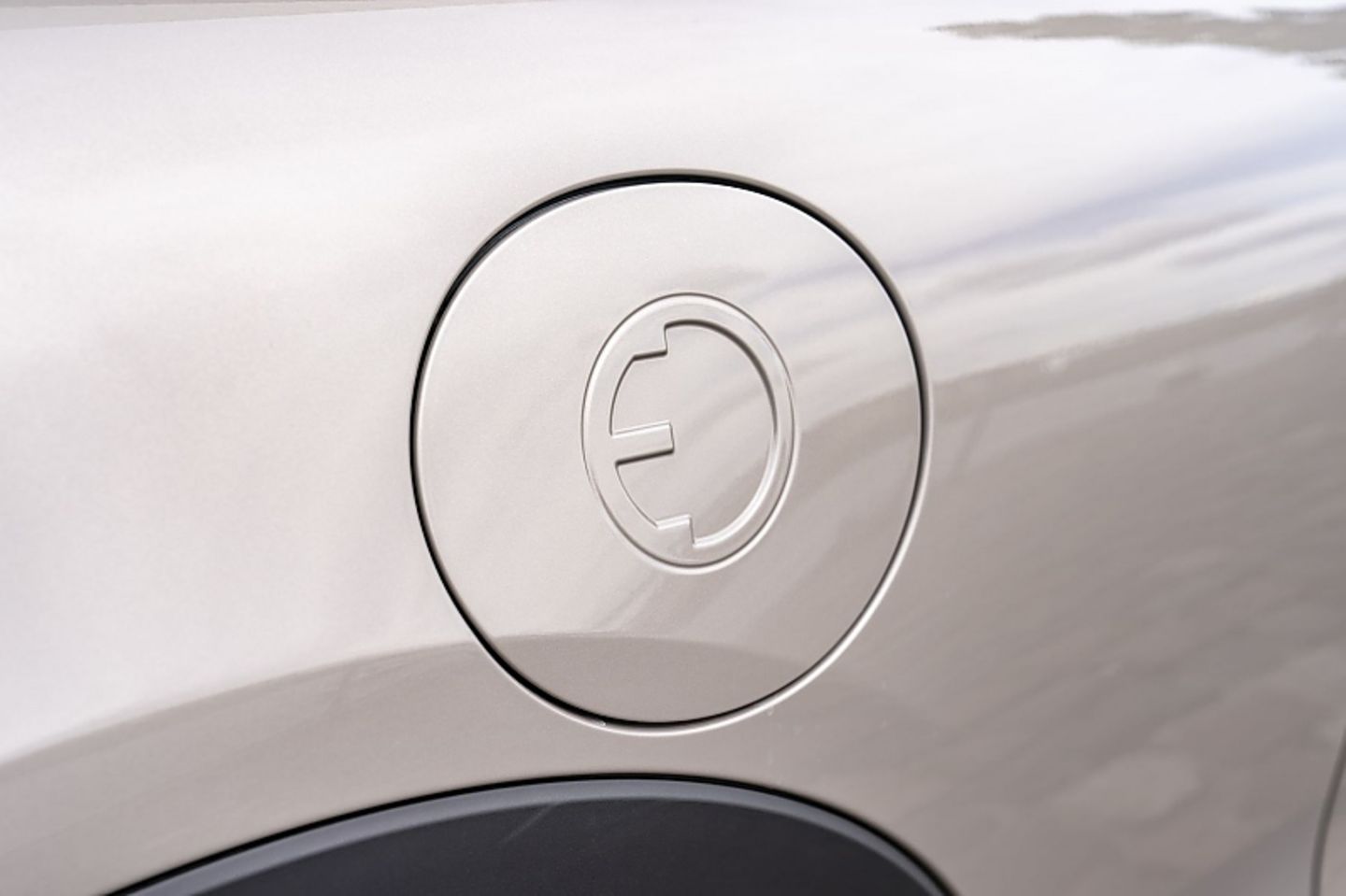 An einer 50 kW Schnellladestation ist der Mini Cooper SE nach 1,4 Stunden vollgeladen