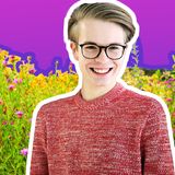 Bundessieg – Preis für die originellste Arbeit 2021:  Jakob Nolte (20), Laubach, Justus-Liebig-Universität Gießen      Projekt:   Ausmaß des Rückganges von Vielfalt und Abundanz der Blütenpflanzen im Offenland       Seit vielen Jahren besteht der Trend, dass die jungen Talente bei Jugend Forscht sich mit  der Zukunft der Erde tiefgehend auseinandersetzen. So auch Jakob Nolte: Er kartierte über drei Sommer hinweg die Flora in der Umgebung von Laubach und verglich seine Erhebungen mit botanischen Aufzeichnungen der Literatur. Die älteste Publikation geht zurück bis in das Jahr 1887, wodurch ein Langfristvergleich möglich war. Die Ergebnisse waren eindeutig: Die Flora verarmt. Nolte konnte nachweisen, dass 80 Prozent der Arten seltener wurden oder sogar ausstarben. Gänsefußgewächse verschwanden etwa komplett aus der Region, die zahl der Orchideenarten nahm rapide ab. Einzige Ausnahme sind Arten, die Bodenstickstoff lieben - deren Zahl nahm sogar zu. Daher ruft der Jungforscher dazu auf, weniger zu düngen und mehr Wert auf Naturschutz zu legen, um die Artenvielfalt zu erhalten.