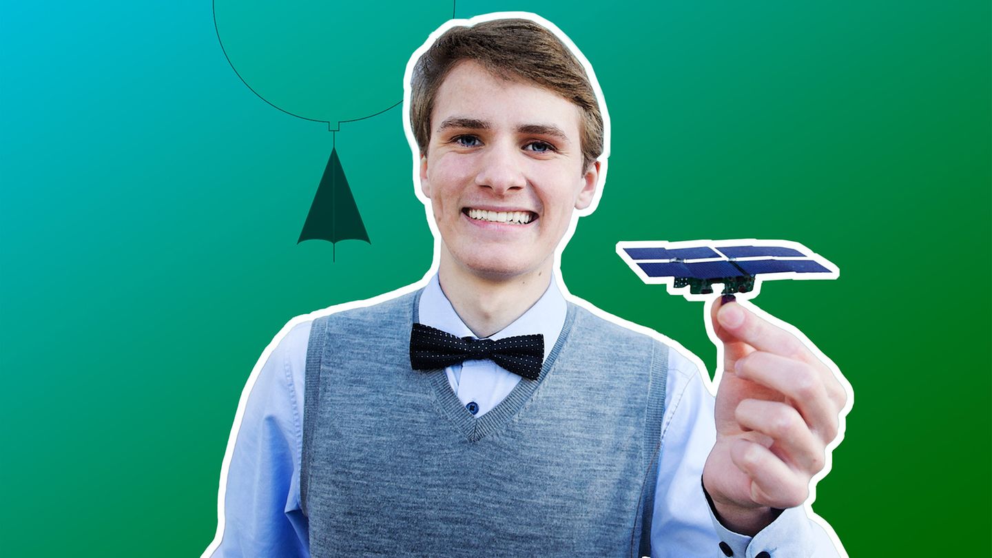Bundessieg – Preis für die beste interdisziplinäre Arbeit 2021:  Amon Schumann (16), Berlin, Robert-Havemann-Gymnasium      Projekt:   In 80 Tagen um die Welt – kleine Sonden auf großer Mission       Tausende Wetterballons umkreisen die Erde in 30 bis 40 Kilometern Höhe. An Bord befinden sich zahlreiche kleine Sonden und Sensoren, die unter anderem Temperatur, Feuchtigkeit und Luftdruck messen und diese Daten nonstop an Wetterdienste auf der Erde senden. Amon Schumann entwickelte in seinem Forschungsprojekt zwei Ansätze, um diese traditionellen Verfahren zur Wetterdatenmessung zu optimieren. Einerseits fing er die Funksignale von gelandeten Wetterballons auf, um sie bergen und wiederverwenden zu können - das ist nicht nur billiger, sondern belastet auch die Umwelt weniger. Zum anderen entwickelte Schumann eine eigene Sonde, welche sich unter anderem durch ein sehr geringes Gewicht und einer eigenen Stromversorgung mittels Solarzellen auszeichnet. Zudem nutzt sie ein offenes Amateurfunknetzwerk.