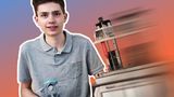 Preisträger Kategorie Technik 2021:  Tobias Neidhart (18), Konstanz, HTWG Hochschule Konstanz Technik      Projekt:   SpeedX – optimierter Kunstharz-3-D-Drucker       3D-Drucker haben innerhalb weniger Jahre die Welt der Technik erobert, schließlich lassen sich mit Ihnen Modelle und Prototypen unkompliziert auf Knopfdruck herstellen. Dafür muss man jedoch Geduld mitbringen: je nach Größe und Komplexität des Modells dauert der 3D-Druckvorgang ziemlich lange. Tobias Neidhart entwickelte einen speziellen Druckertyp, bei dem ein zähflüssiges Harz mit UV-Licht belichtet wird, um so Schicht für Schicht auszuhärten. Zusätzlich zur flächigen UV-Lampe bestückt er das Gerät mit einem Ultraschallsender, welcher das Kunstharz erwärmt und so eine schnellere Aushärtung bewirkt. Ein Druckvorgang läuft somit bis zu fünfmal schneller ab. Der Jungforscher hat den Einsatz von Ultraschall zum Patent angemeldet.