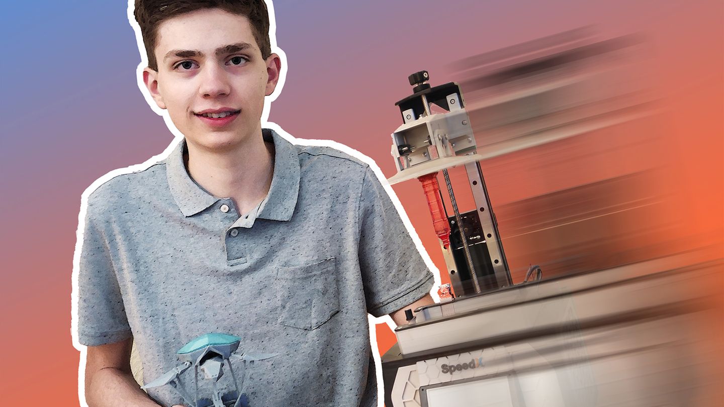 Preisträger Kategorie Technik 2021:  Tobias Neidhart (18), Konstanz, HTWG Hochschule Konstanz Technik      Projekt:   SpeedX – optimierter Kunstharz-3-D-Drucker       3D-Drucker haben innerhalb weniger Jahre die Welt der Technik erobert, schließlich lassen sich mit Ihnen Modelle und Prototypen unkompliziert auf Knopfdruck herstellen. Dafür muss man jedoch Geduld mitbringen: je nach Größe und Komplexität des Modells dauert der 3D-Druckvorgang ziemlich lange. Tobias Neidhart entwickelte einen speziellen Druckertyp, bei dem ein zähflüssiges Harz mit UV-Licht belichtet wird, um so Schicht für Schicht auszuhärten. Zusätzlich zur flächigen UV-Lampe bestückt er das Gerät mit einem Ultraschallsender, welcher das Kunstharz erwärmt und so eine schnellere Aushärtung bewirkt. Ein Druckvorgang läuft somit bis zu fünfmal schneller ab. Der Jungforscher hat den Einsatz von Ultraschall zum Patent angemeldet.