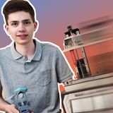 Preisträger Kategorie Technik 2021:  Tobias Neidhart (18), Konstanz, HTWG Hochschule Konstanz Technik      Projekt:   SpeedX – optimierter Kunstharz-3-D-Drucker       3D-Drucker haben innerhalb weniger Jahre die Welt der Technik erobert, schließlich lassen sich mit Ihnen Modelle und Prototypen unkompliziert auf Knopfdruck herstellen. Dafür muss man jedoch Geduld mitbringen: je nach Größe und Komplexität des Modells dauert der 3D-Druckvorgang ziemlich lange. Tobias Neidhart entwickelte einen speziellen Druckertyp, bei dem ein zähflüssiges Harz mit UV-Licht belichtet wird, um so Schicht für Schicht auszuhärten. Zusätzlich zur flächigen UV-Lampe bestückt er das Gerät mit einem Ultraschallsender, welcher das Kunstharz erwärmt und so eine schnellere Aushärtung bewirkt. Ein Druckvorgang läuft somit bis zu fünfmal schneller ab. Der Jungforscher hat den Einsatz von Ultraschall zum Patent angemeldet.