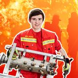 Bundessieg – 1. Preis Arbeitswelt 2021:  Jan Heinemann (18), Andernach, Bertha-von-Suttner-Gymnasium      Projekt:   Innovative Feuerbekämpfung      Wenn es irgendwo brennt, rückt die Feuerwehr an - meist unter Einsatz ihres Lebens. Um die Sicherheit der Einsatzkräfte zu erhöhen, entwickelte Jan Heinemann aus Andernach einen zylinderförmigen, spitz zulaufenden Schlauchaufsatz mit Düsen. Dieser kann auf Steckleitern befestigt und so aus größerer Entfernung in einen Gefahrenbereich geschoben werden. Auf diese Weise erhöht sich der Sicherheitsabstand. Der "Löschigel" getaufte Spezialaufsatz ist zudem effektiver als der konventionelle Vollstrahl, da er das Löschwasser großflächig zerstäubt und so auch giftige Gase und Aerosole niederschlagen. Auf diese Weise kann ein Feuer effektiv von innen heraus bekämpft werden, ohne dass Feuerwehrmänner und -frauen ihr Leben aufs Spiel setzen müssen. Heinemann hat sich die Erfindung bereits patentieren lassen.