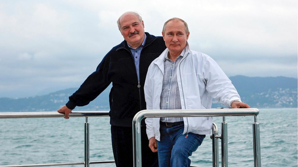 Wladimir Putin (r.) und Alexander Lukaschenko stehen auf einem Boot während ihres Treffens in Sotschi am Schwarzen Meer
