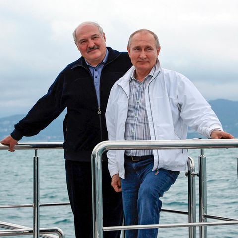 Wladimir Putin (r.) und Alexander Lukaschenko stehen auf einem Boot während ihres Treffens in Sotschi am Schwarzen Meer
