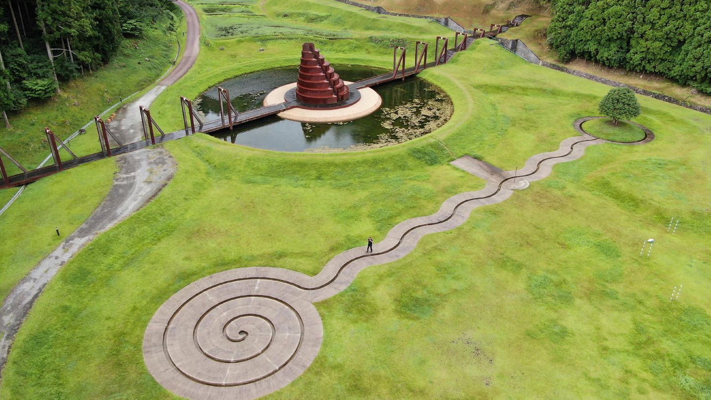 Umgeben von Wald und Wasser hat Karavan in dem Murou Art Forest in Uda City in der japanischen Präfektur Nara ein Werk geschaffen, das ganz im Zeichen vom Einklang zwischen Natur und Kunst steht.