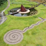 Umgeben von Wald und Wasser hat Karavan in dem Murou Art Forest in Uda City in der japanischen Präfektur Nara ein Werk geschaffen, das ganz im Zeichen vom Einklang zwischen Natur und Kunst steht.