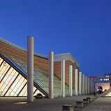 Bild 1 von 11 der Fotostrecke zum Klicken:  "Straße der Menschenrechte" von 1993: Mit dem Konzept von Rundpfeilern und Tafeln, die Auszüge aus den 30 Artikeln der Allgemeinen Erklärung der Menschenrechte in deutscher und weiteren Sprachen wiedergeben, gewann Karavan den Wettbewerb bei dem Erweiterungsbau des Germanischen Nationalmuseums in Nürnberg.