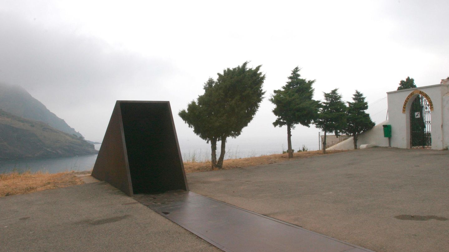 Der Meister der Land Art: Mit Tiefblick aufs Mittelmeer: Neben dem Friedhof in dem katalanischen Grenzort Portbou gestaltete Karavan 1994 das Denkmal "Passagen", das an den Philosophen Walter Benjamin erinnert, der sich auf der Flucht vor den Nationalsozialisten hier 1940 das Leben nahm. Mit Tiefblick aufs Mittelmeer: Neben dem Friedhof in dem katalanischen Grenzort Portbou gestaltete Karavan 1994 das Denkmal "Passagen", das an den Philosophen Walter Benjamin erinnert, der sich auf der Flucht vor den Nationalsozialisten hier 1940 das Leben nahm.