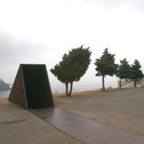Mit Tiefblick aufs Mittelmeer: Neben dem Friedhof in dem katalanischen Grenzort Portbou gestaltete Karavan 1994 das Denkmal "Passagen", das an den Philosophen Walter Benjamin erinnert, der sich auf der Flucht vor den Nationalsozialisten hier 1940 das Leben nahm.