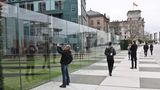 "Grundgesetz 49": An der Spree-Promenade in Berlin verbinden 19 jeweils drei Meter hohe Glasscheiben einen Außenhof des Jakob-Kaiser-Hauses mit dem Uferbereich. Mit Laser sind in die Glasscheiben die 19 Artikel des deutschen Grundgesetzes eingraviert.