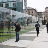 "Grundgesetz 49": An der Spree-Promenade in Berlin verbinden 19 jeweils drei Meter hohe Glasscheiben einen Außenhof des Jakob-Kaiser-Hauses mit dem Uferbereich. Mit Laser sind in die Glasscheiben die 19 Artikel des deutschen Grundgesetzes eingraviert.