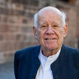 Dani Karavan wurde 1930 in Tel Aviv geboren und  starb am 29. Mai 2021. Er wurde unter anderem mit dem Kaiserring der Stadt Goslar, dem Pour le mérite für Wissenschaft und Künste sowie mit dem  Chevalier de la Légion d'honneur in Frankreich ausgezeichnet. 2018 wurde er Ehrenbürger der Stadt Nürnberg.