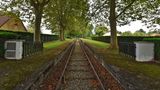 Mahnung an das vom Vichy-Regime im südfranzösischen Camp de Gurs begangene Unrecht: Karavan schuf ein Mémorial national, zu dem ein 180 Meter langer Schienenstrang gehört, der an die Deportation der Juden aus dem Südwesten Deutschlands ins Lager Gurs erinnert.