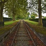 Mahnung an das vom Vichy-Regime im südfranzösischen Camp de Gurs begangene Unrecht: Karavan schuf ein Mémorial national, zu dem ein 180 Meter langer Schienenstrang gehört, der an die Deportation der Juden aus dem Südwesten Deutschlands ins Lager Gurs erinnert.