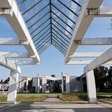 Blick in den "Garten der Erinnerungen" und das jüdische Gemeindezentrum in Duisburg. Bei dem Ende der 1990er Jahre realisierten Projekt im Innenhafen integrierte er Reste ehemaliger Industriebauten in den drei Hektar umfassenden Park.