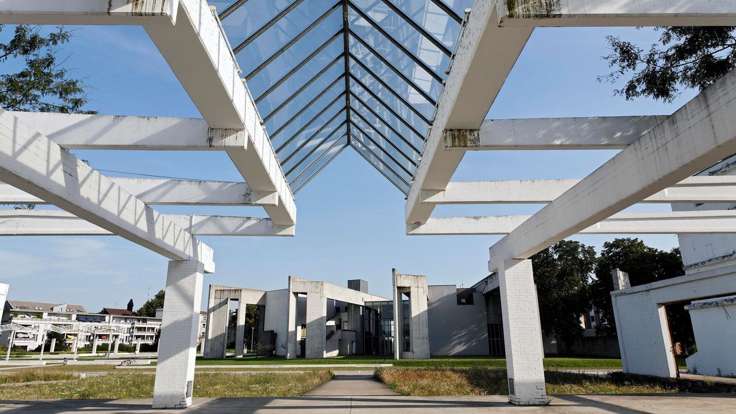 Blick in den "Garten der Erinnerungen" und das jüdische Gemeindezentrum in Duisburg. Bei dem Ende der 1990er Jahre realisierten Projekt im Innenhafen integrierte er Reste ehemaliger Industriebauten in den drei Hektar umfassenden Park.