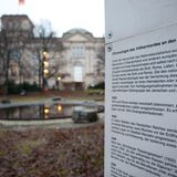 2012 eingeweiht: das Mahnmal für die von den Nationalsozialisten ermordeten Roma und Sinti in Berlin, zwischen Reichstag und Brandenbuger Tor gelegen.