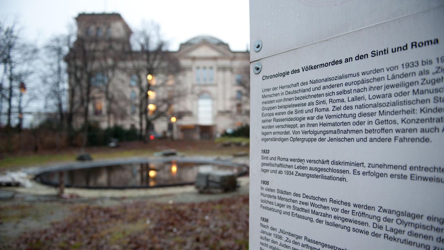 2012 eingeweiht: das Mahnmal für die von den Nationalsozialisten ermordeten Roma und Sinti in Berlin, zwischen Reichstag und Brandenbuger Tor gelegen.