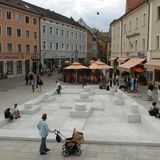 Auf dem Grundriss der bei Pogromen bereits 1519 zerstörten Synagoge in Regensburg hat Karavan 2005 ein begehbares Bodenrelief geschaffen, eine Begegnungsstätte mit dem Namen Misrach – das hebräische Wort für Osten.