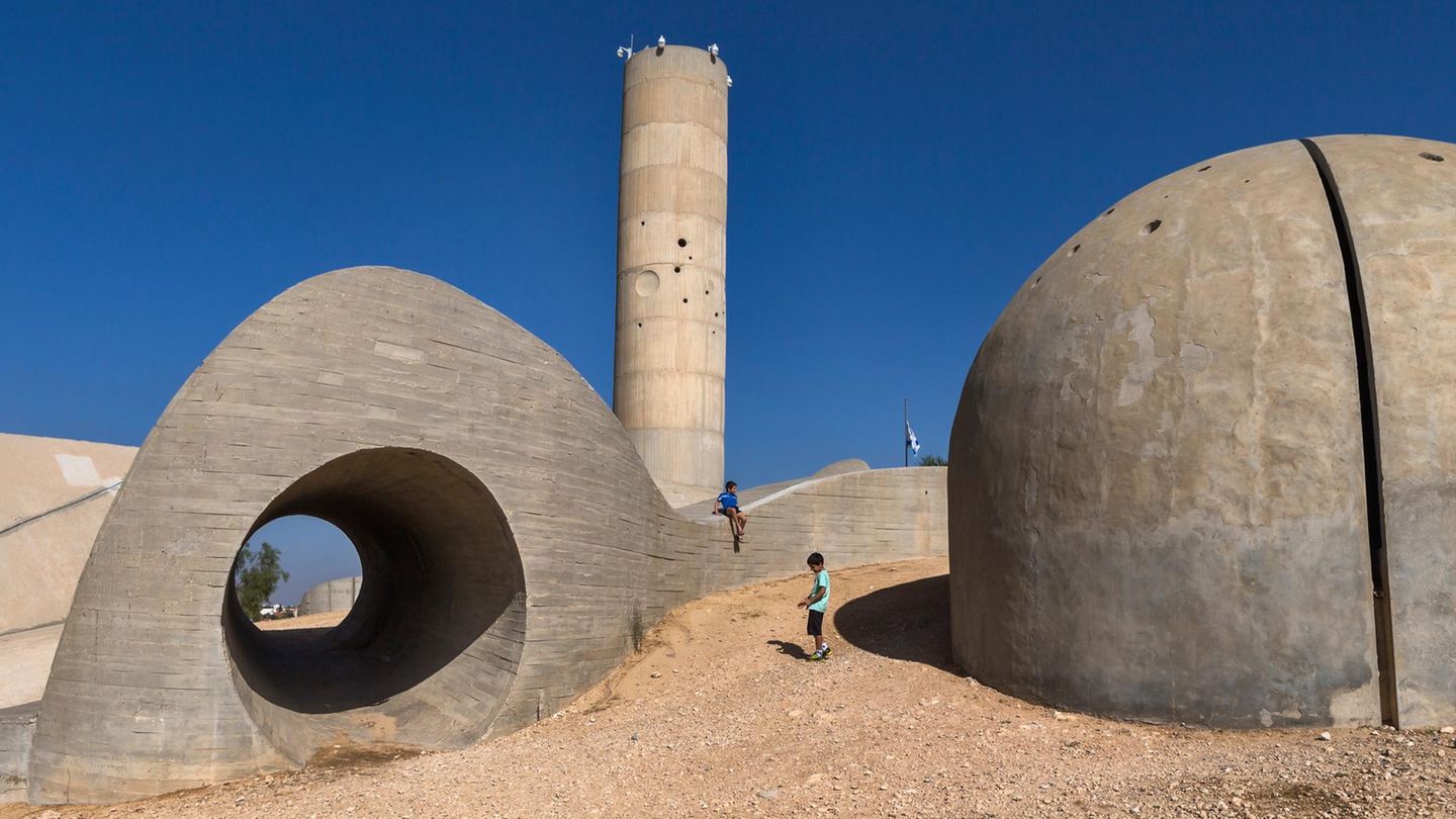 Eines seiner Frühwerke aus dem Jahre 1968, die Gedenkstätte für die Negev-Brigade. Das Denkmal besteht aus 18 Betonteilen und steht mitten in der Wüste im Nordosten der israelischen Stadt Be’er Scheva.