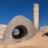 Eines seiner Frühwerke aus dem Jahre 1968, die Gedenkstätte für die Negev-Brigade. Das Denkmal besteht aus 18 Betonteilen und steht mitten in der Wüste im Nordosten der israelischen Stadt Be’er Scheva.