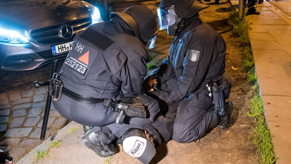 Vorläufig festgenommen: Beim Polzeieinsatz am Samstagabend im Hamburger Schanzenviertel.
