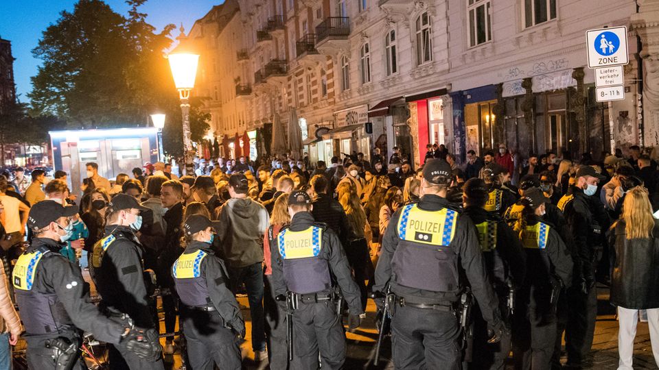 Stuttgart und Hamburg: Nach Schätzungen der Hamburger Polizei feierten rund 4500 zumeist junge Menschen im Schanzenviertel. Nach Schätzungen der Hamburger Polizei feierten rund 4500 zumeist junge Menschen im Schanzenviertel.