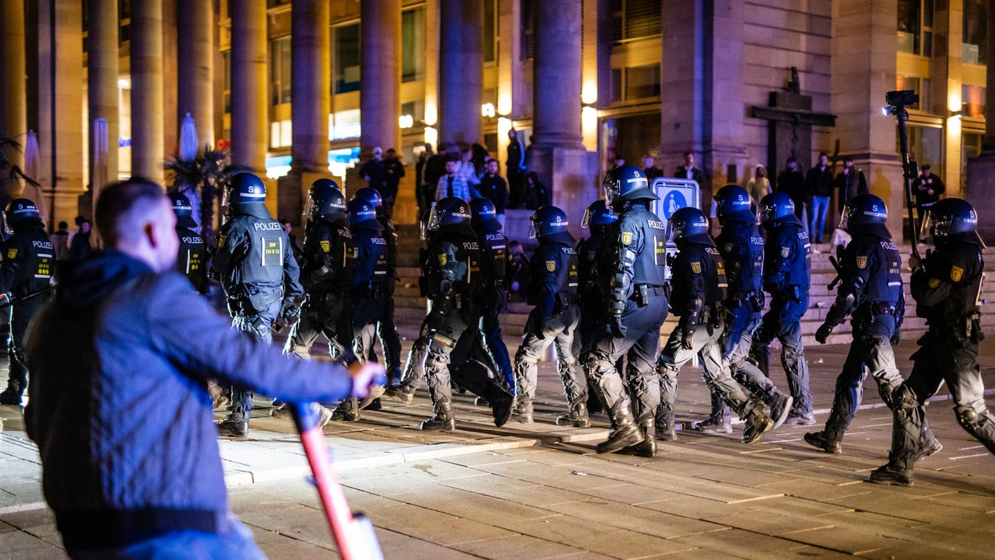 Nach Angaben der Polizei hatten sich rund 600 Menschen am Stuttgarter Schlossplatz versammelt.