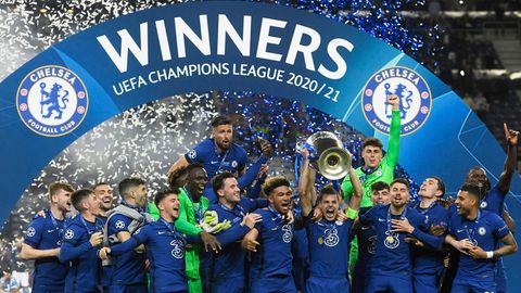 Chelseas Mannschaftskapitän Cesar Azpilicueta stemmt die Trophäe am Ende des Champions-League-Finalspiels