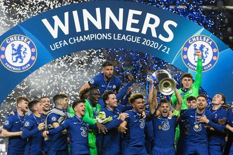 Chelseas Mannschaftskapitän Cesar Azpilicueta stemmt die Trophäe am Ende des Champions-League-Finalspiels
