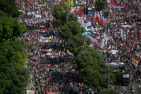 Brasilien, Rio De Janeiro: Demonstranten nehmen an einem Protest gegen den brasilianischen Präsidenten Bolsonaro teil
