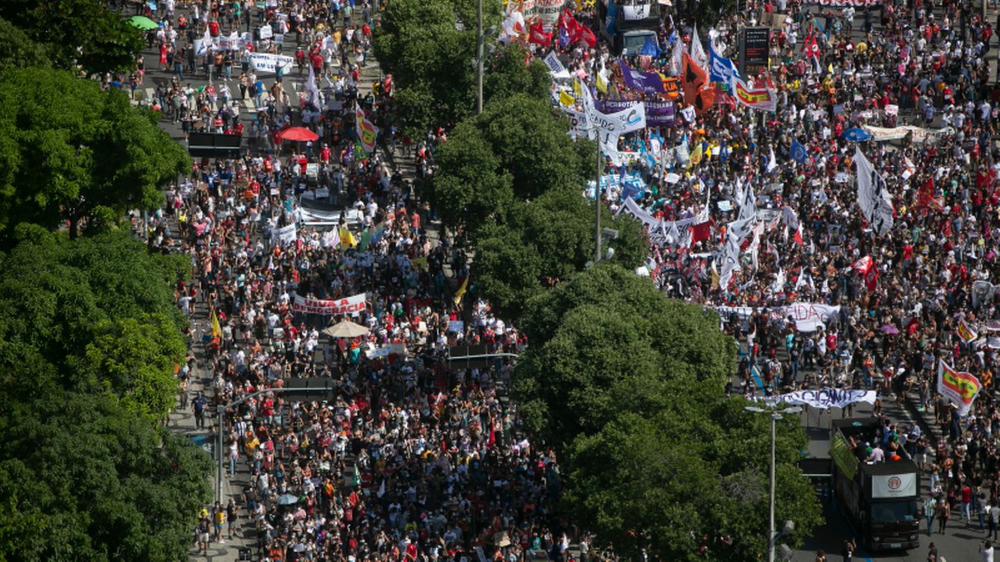 Brasilien, Rio De Janeiro: Demonstranten nehmen an einem Protest gegen den brasilianischen Präsidenten Bolsonaro teil
