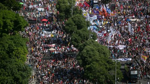 Brasilien, Rio De Janeiro: Demonstranten nehmen an einem Protest gegen den brasilianischen Präsidenten Bolsonaro teil