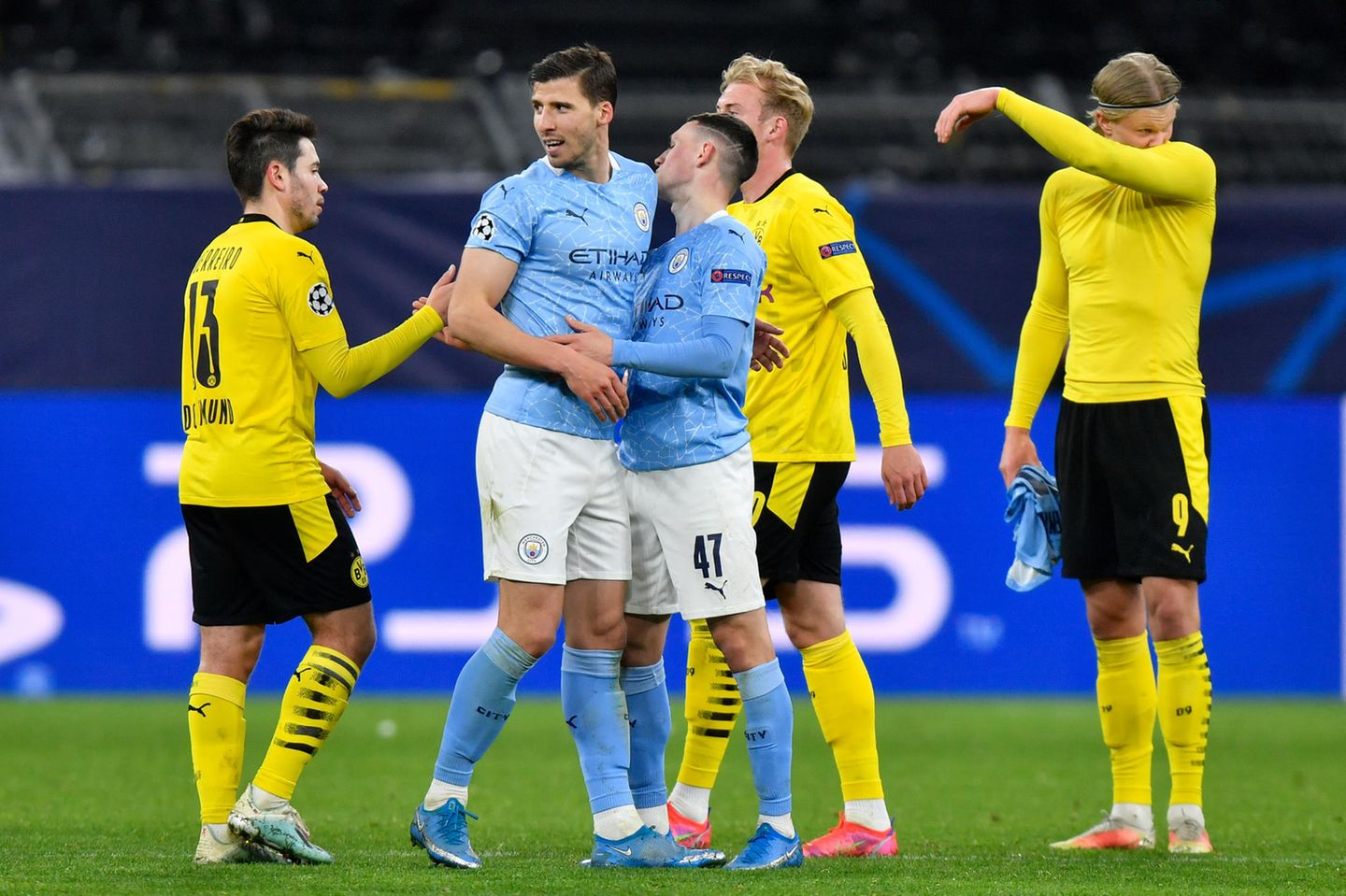 Der Fluch des BVB Am 14. April dieses Jahres war die Welt für Manchester City noch in Ordnung. Gerade hatte die Mannschaft mit 2:1 bei Borussia Dortmund gewonnen und war ins Halbfinale des Wettbewerbs eingezogen. Für die meisten Fachleute galt das Team von Pep Guardiola als Favorit auf den Henkelpott. Dabei gab es eine Statistik, die stark gegen die "Skyblues" sprach: Seit 2019 hat immer die Mannschaft das Finale der Champions League verloren, die zuvor den BVB aus dem Wettbewerb gekickt hat. Das war 2019 bei Tottenham Hotspur so: Nachdem die Spurs im Achtelfinale die Borussia abgefertigt hatten, erlitten sie eine Finalniederlage gegen den FC Liverpool. Im vergangenen Jahr wurde Paris Saint-Germain nicht glücklich mit dem Achtelfinalerfolg über die Dortmunder. Denn auch hier führte der Weg zwar ins Finale. Das verlor man aber. Eine Erfahrung, die nun auch Manchester City gemacht hat.