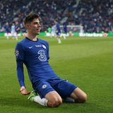 19 Spiele hatte Kai Havertz bis zum Anpfiff des gestrigen Spiels in der Champions League für Bayern Leverkusen und den FC Chelsea absolviert, ein Tor war ihm bislang nicht gelungen. Das hatte er sich für das wichtigste Spiel seiner Karriere aufgespart. Mit seinem entscheidenden Treffer zum 1:0 zahlte er Trainer Thomas Tuchel das in ihn gesteckte Vertrauen zurück - und krönte sich und das Team zum Champions-League-Sieger. Der letzte Deutsche, der in einem Champions-League-Finale traf, war übrigens Ilkay Gündogan: Er erzielte 2013 den zwischenzeitlichen Ausgleich für den BVB gegen den FC Bayern. Gündogan stand auch diesmal auf dem Platz - und zählte am Ende erneut zu den Verlierern.