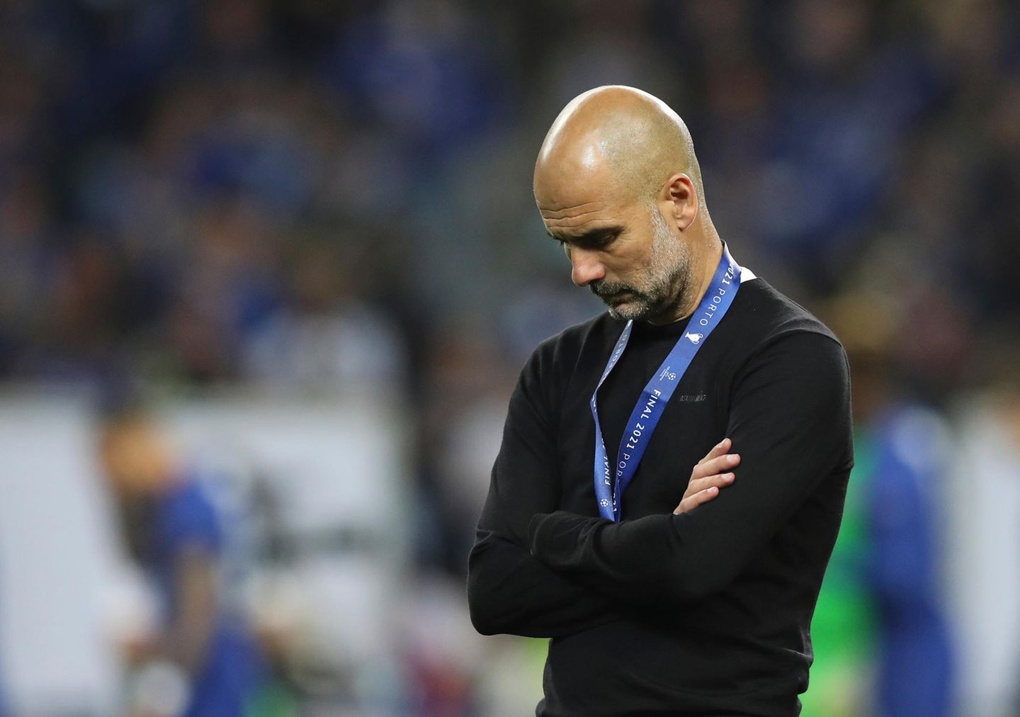 Das entzauberte Genie Besonders bitter war der Abend für Pep Guardiola. Lange Zeit galt der Katalane als der beste Trainer der Welt, immerhin gewann er 2009 und 2011 mit dem FC Barcelona die Champions League, holte in der Folgezeit zahlreiche weitere Trophäen und ist für seinen innovativen Spielstil bekannt. Doch seit einem Jahrzehnt will es ausgerechnet im wichtigsten Wettbewerb des Weltfußballs nicht mehr klappen. Besonders bitter ist diese lange Zeit ohne internationalen Titel, wenn man den Faktor Geld mit einbezieht. Seit 2013 hat er mit dem FC Bayern und Manchester City ein Transfersaldo in Höhe von rund 700 Millionen Euro produziert, also deutlich mehr Geld für Spieler ausgegeben als durch Verkäufe eingenommen. In diesem Zeitraum gewann er aber keinen einzigen Champions-League-Titel. Eine Bilanz, die auch sein Image als Wundertrainer zu beschädigen droht.