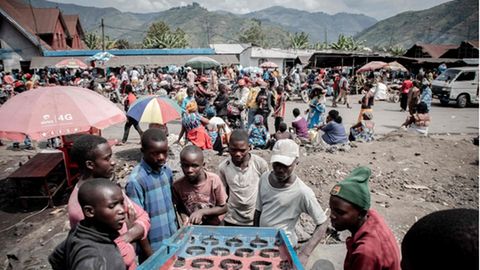 Goma: Menschen, die vor dem ausbrechenden Vulkan geflohen sind, leben in improvisierten Lagern 