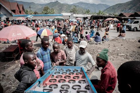 Goma: Menschen, die vor dem ausbrechenden Vulkan geflohen sind, leben in improvisierten Lagern 