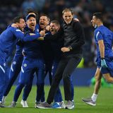 Für Thomas Tuchel hätte es dagegen gar nicht besser laufen können. Ende Januar 2021 übernahm der Deutsche den FC Chelsea, der nach 19 Spieltagen in der Premier League abgeschlagen auf Platz 9 rangierte. In kürzester Zeit formte er aus der Ansammlung von brillanten Einzelspielern eine schlagkräftige Truppe und sicherte den "Blues" am letzten Spieltag die direkte Qualifikation für die Champions League. Als Krönung gewann er eine Woche später den Henkelpott. Fast noch beeindruckender ist seine Bilanz, die er in den zurückliegenden Monaten gegen die besten Trainer der Welt erzielt hat. Tuchel spielte drei Mal gegen Pep Guardiola, zweimal gegen Zinédine Zidane (Real Madrid), zweimal gegen Diego Simeone (Atletico Madrid), gegen Jürgen Klopp (Liverpool), José Mourinho (Tottenham) sowie Carlo Ancelotti (Everton). Acht dieser neun Partien gewann Tuchel, lediglich gegen Real Madrid gab es ein Unentschieden. Und so hat der wohl aktuell beste Trainer der Welt auch die Champions League 2020/21 gewonnen.