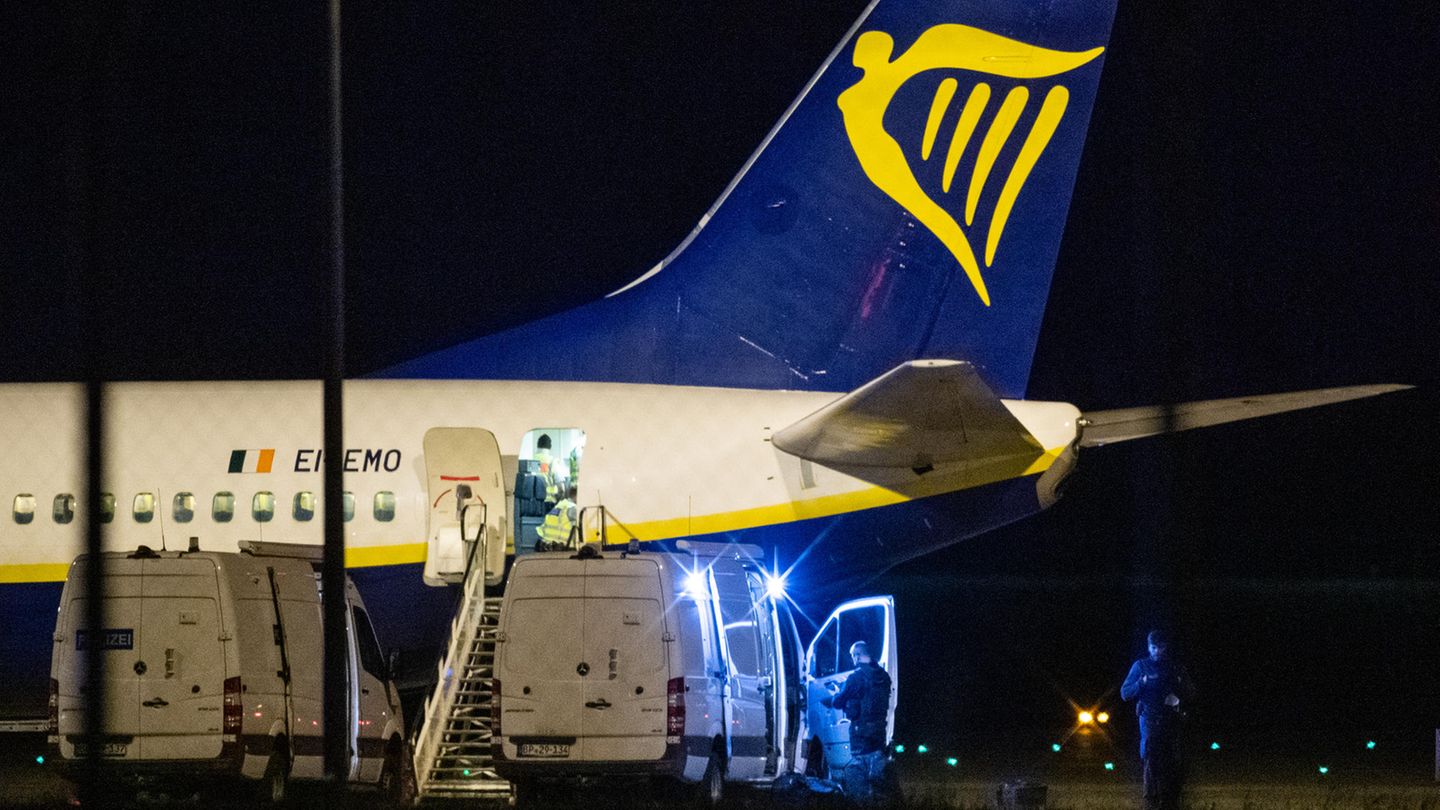 Die Bundespolizei überprüft eine Ryanair-Maschine am Berliner Hauptstadtflughafen BER